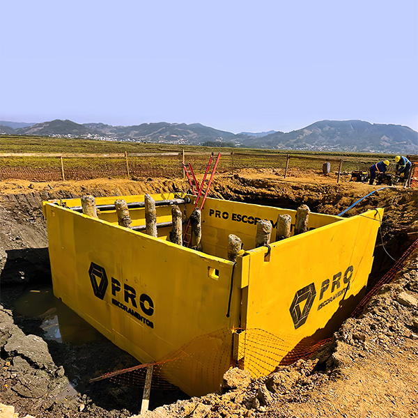 Obra mostrando utilização de Slide Rail da Pro Escoramentos. Escoramentos de valas.