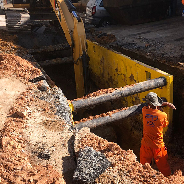 Obra da VDL utilizando blindagem de vala do tipo de aço da Pro Escoramentos. Escoramentos de valas.