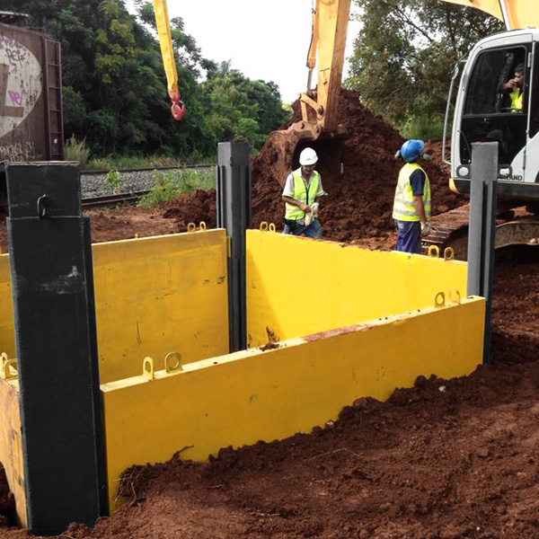 Obra mostrando utilização de Slide Rail da Pro Escoramentos. Escoramentos de valas.